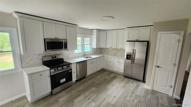 725 Peconic Lane, Peconic, NY 11958