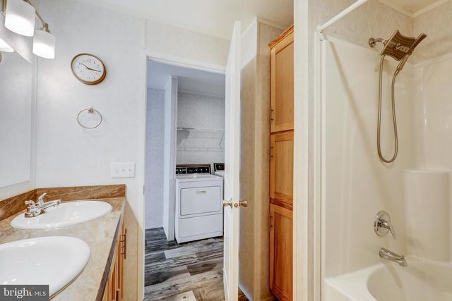 75 LOBIN RD, East Earl, PA 17519
