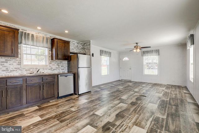 75 LOBIN RD, East Earl, PA 17519