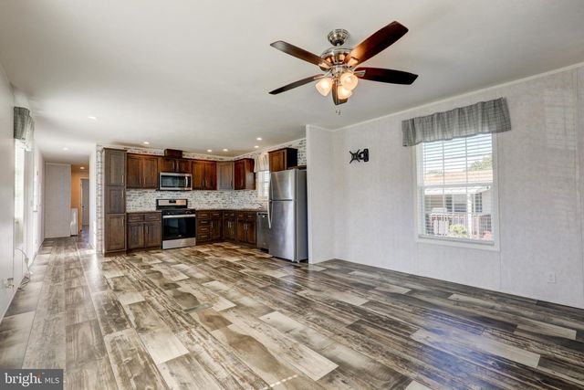 75 LOBIN RD, East Earl, PA 17519