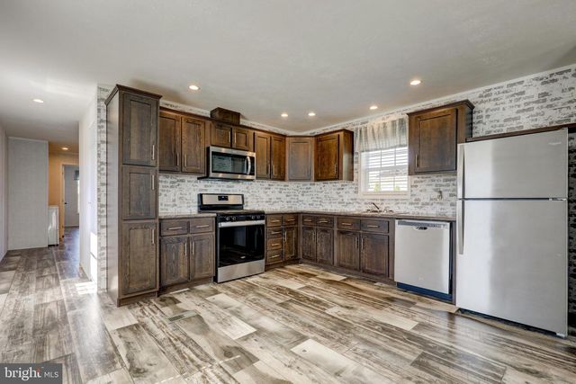 75 LOBIN RD, East Earl, PA 17519