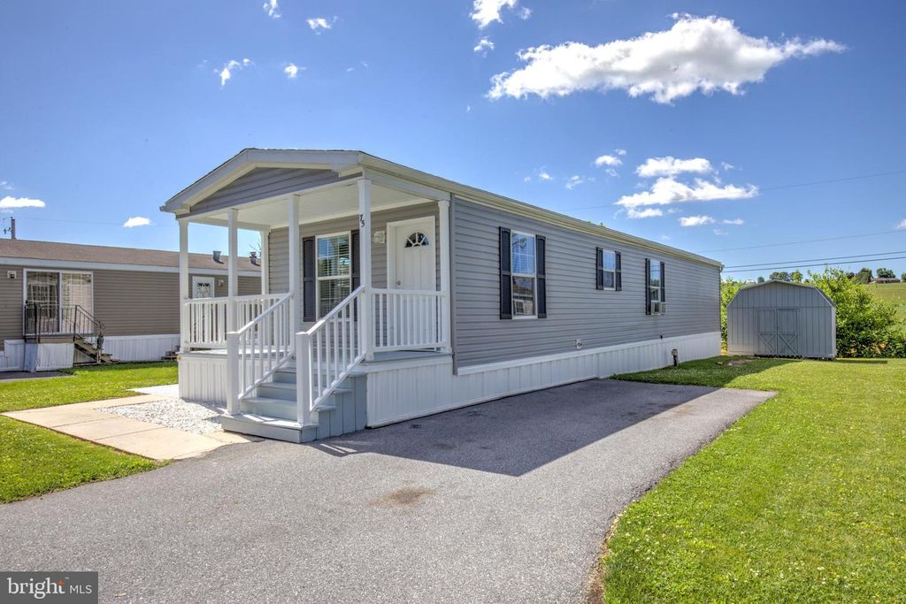 75 LOBIN RD, East Earl, PA 17519