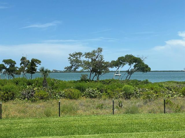 29 Harbour Isle W 102, Fort Pierce, FL 34949