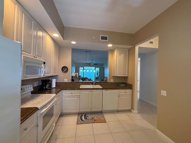29 Harbour Isle W 102, Fort Pierce, FL 34949