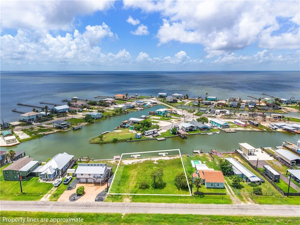 525-527 Copano Cove, Rockport, TX 78382 — exterior