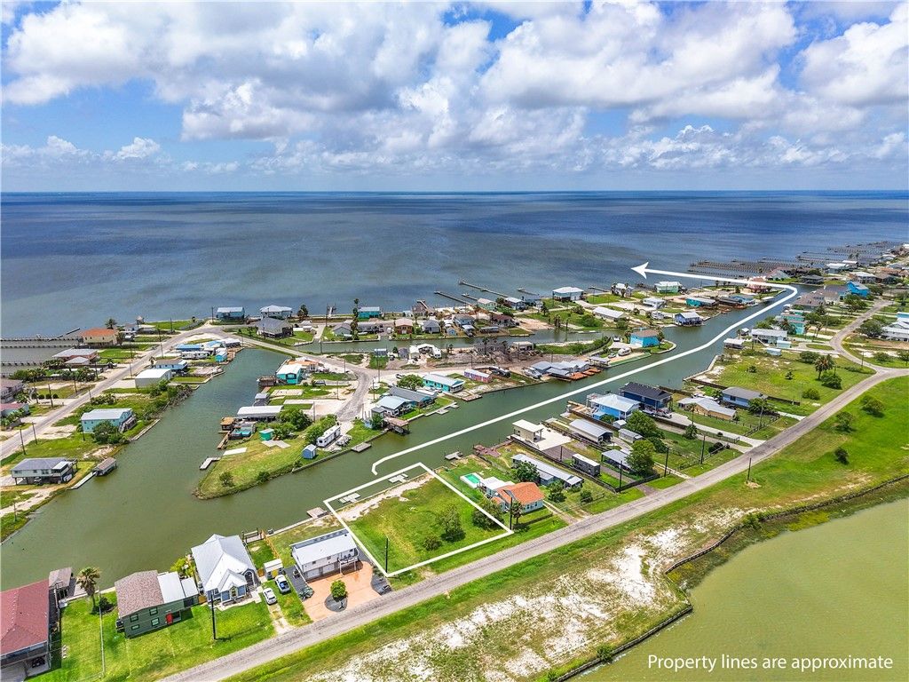 525-527 Copano Cove, Rockport, TX 78382 — photo 2