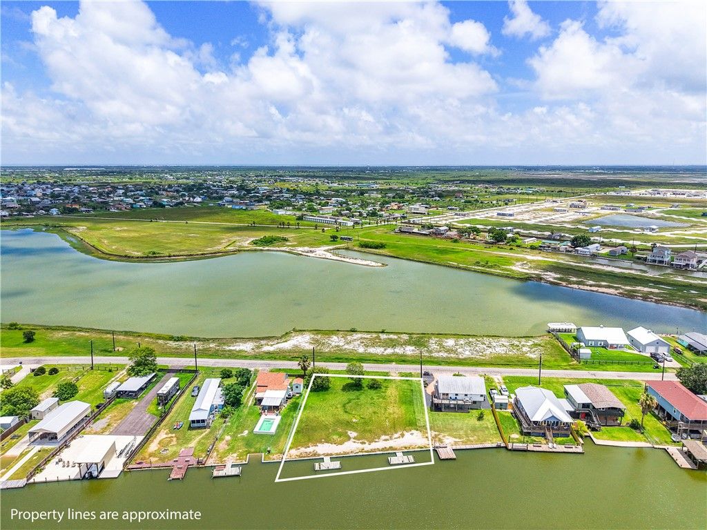 525-527 Copano Cove, Rockport, TX 78382 — photo 3