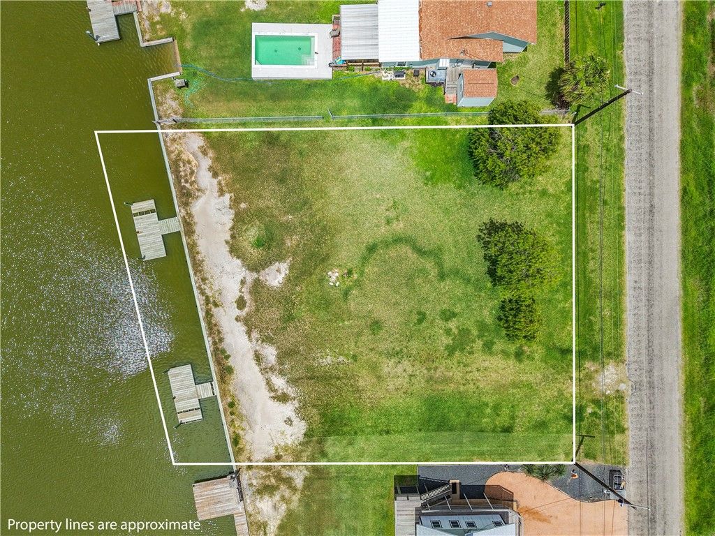 525-527 Copano Cove, Rockport, TX 78382 — photo 4