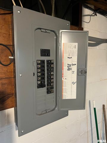 1401 S 6TH Street, Pekin, IL 61554