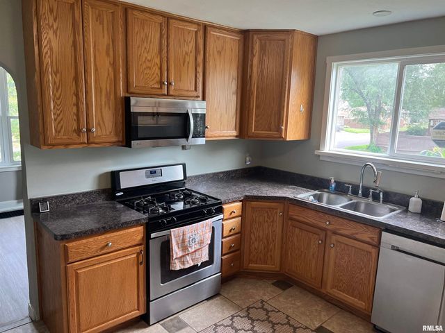 1401 S 6TH Street, Pekin, IL 61554