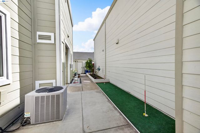 439 W Golf Circle, Manteca, CA 95337