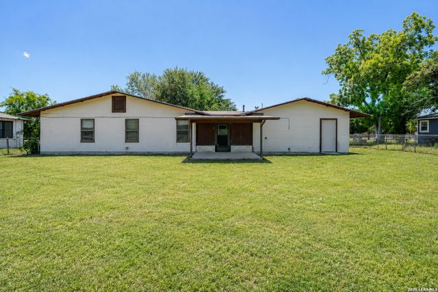 909 Houston, Castroville, TX 78009