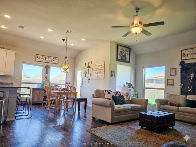 802 Mockingbird Street, Navasota, TX 77868