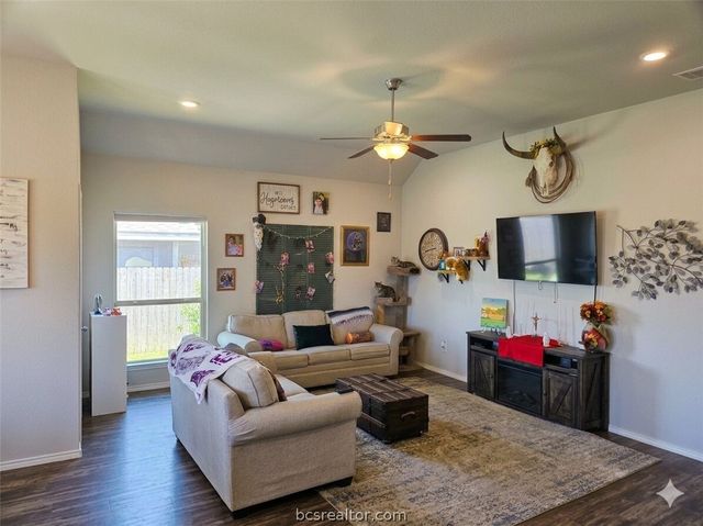 802 Mockingbird Street, Navasota, TX 77868