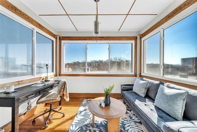 50 Lancaster Ter 4, Brookline, MA 02446