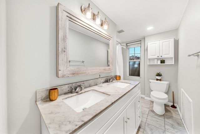 50 Lancaster Ter 4, Brookline, MA 02446