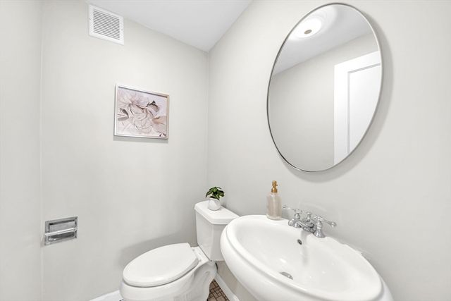 50 Lancaster Ter 4, Brookline, MA 02446