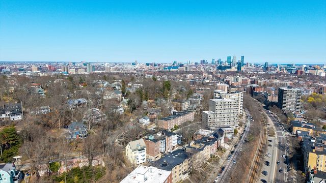 50 Lancaster Ter 4, Brookline, MA 02446