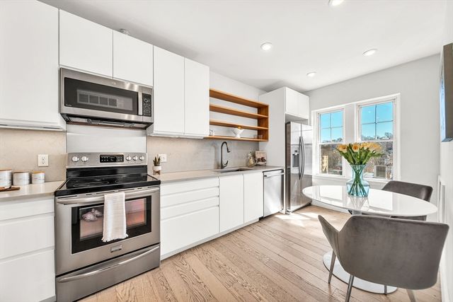 50 Lancaster Ter 4, Brookline, MA 02446