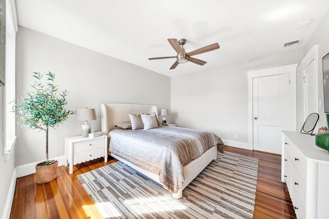 50 Lancaster Ter 4, Brookline, MA 02446