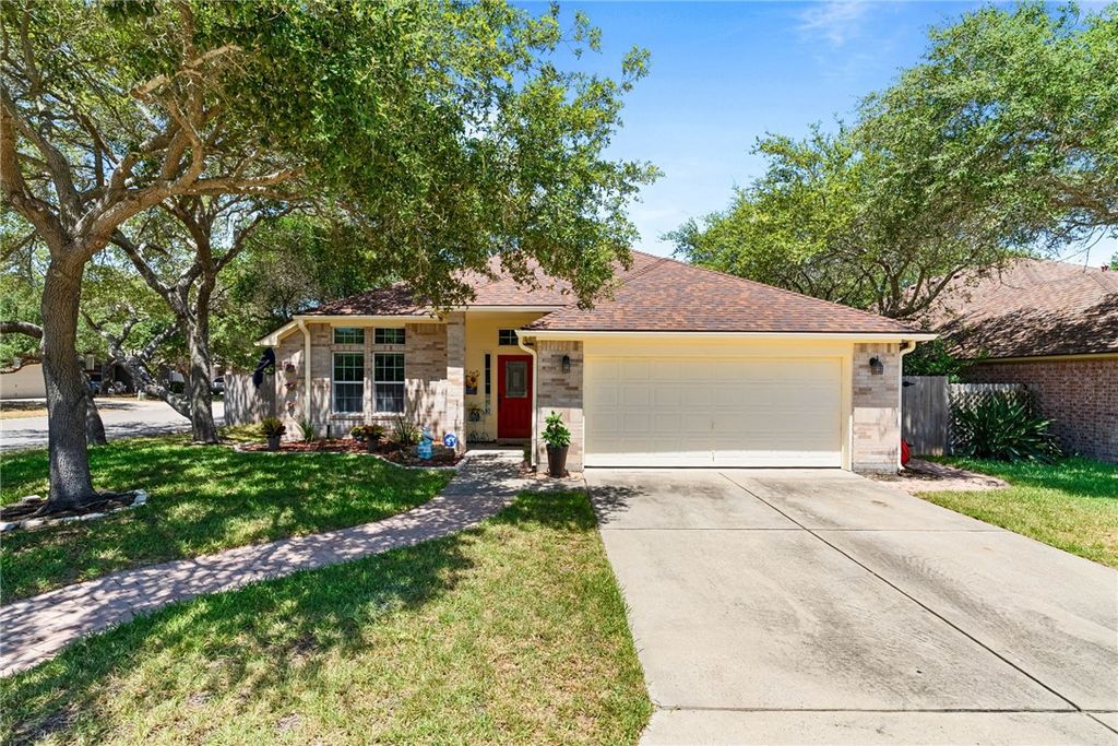 102 Plantation Dr, Rockport, TX 78382 — exterior