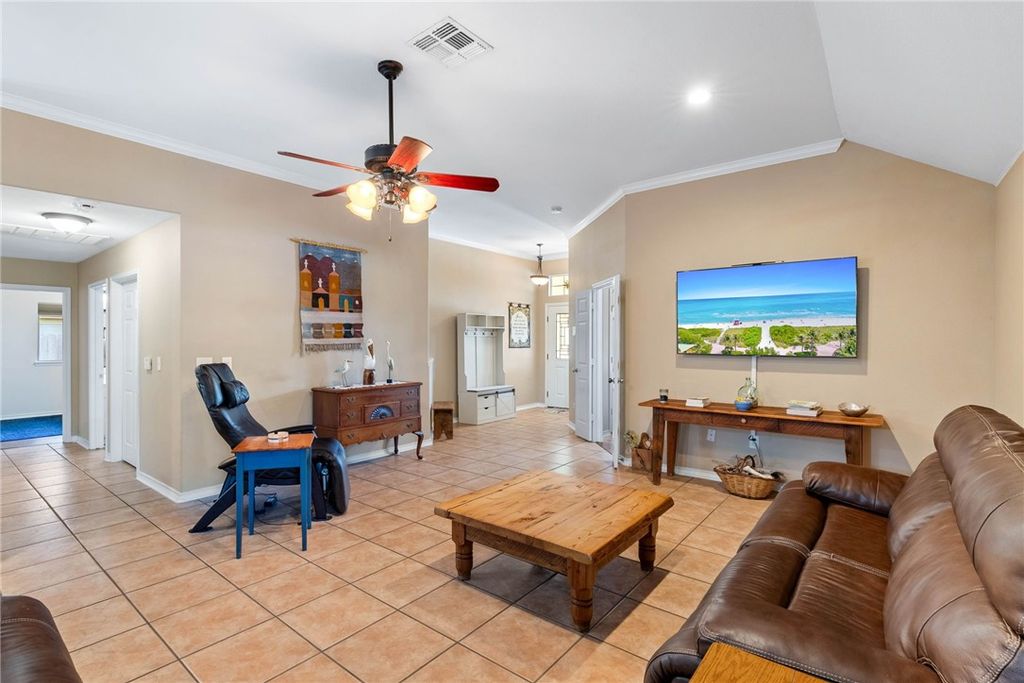 102 Plantation Dr, Rockport, TX 78382 — photo 5