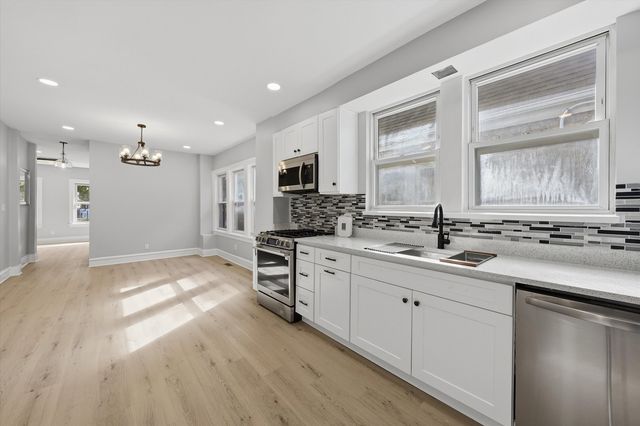 8352 S Phillips Avenue, Chicago, IL 60617