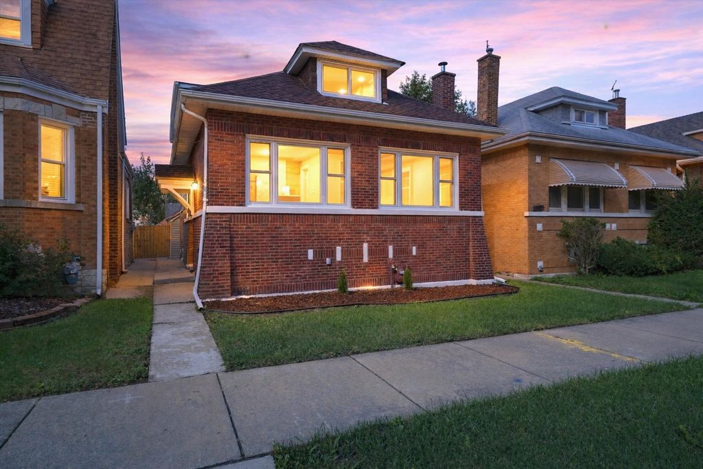 8352 S Phillips Avenue, Chicago, IL 60617