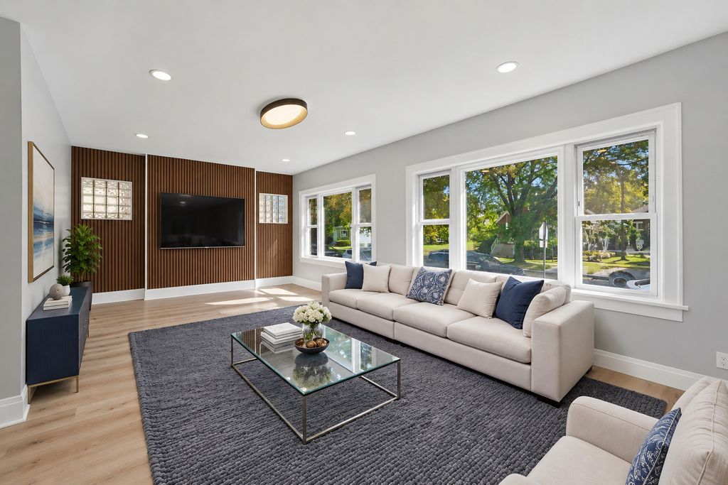 8352 S Phillips Avenue, Chicago, IL 60617 — photo 3