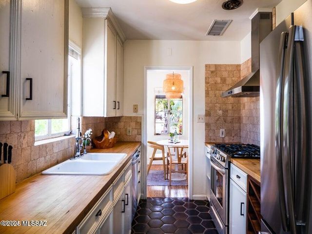 1700 N Winstel Boulevard, Tucson, AZ 85716