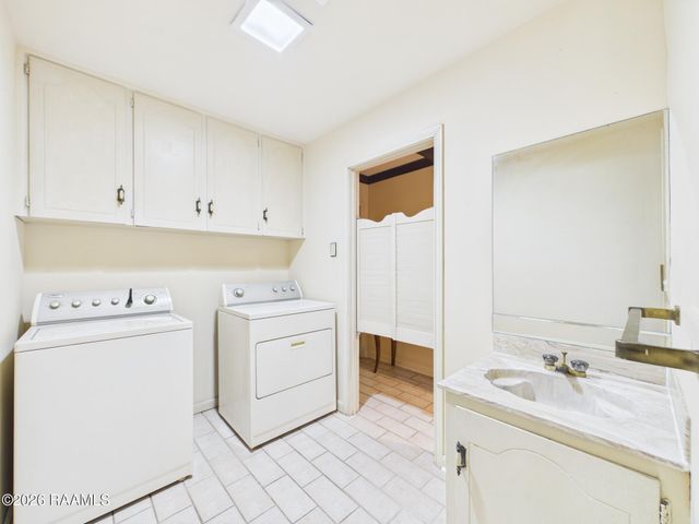 100 Oak Coulee Drive, Lafayette, LA 70507