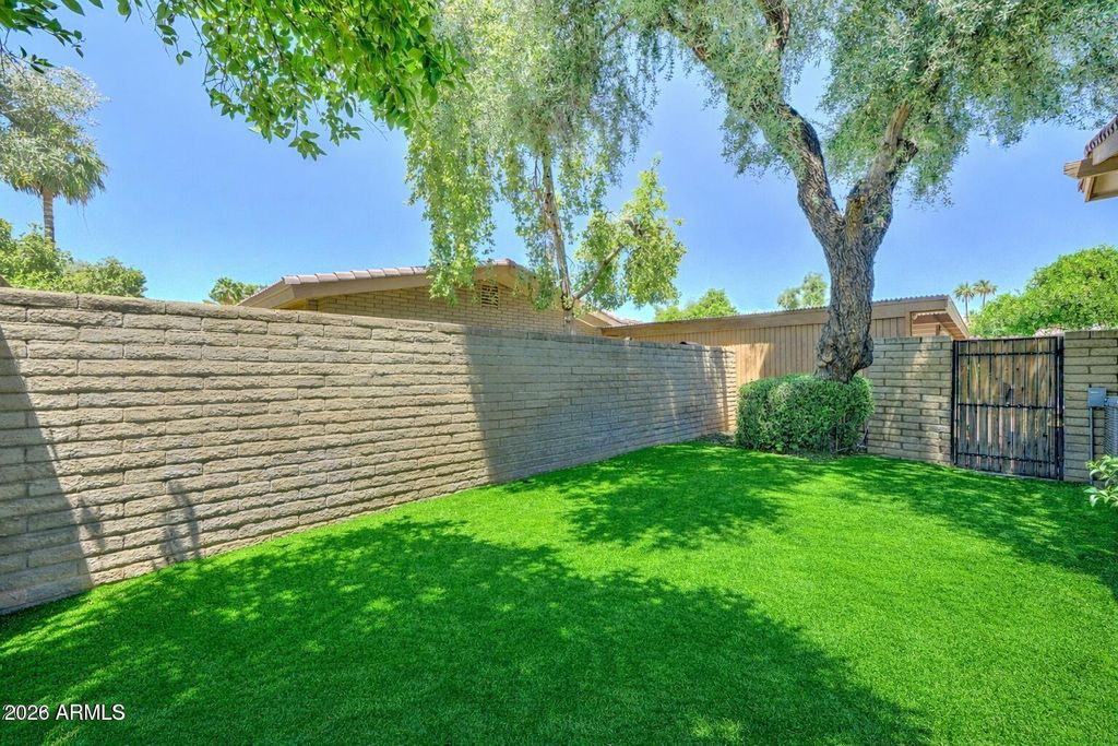 Image 12 of property listing at 4525 N 66TH Street 14, Scottsdale, AZ 85251