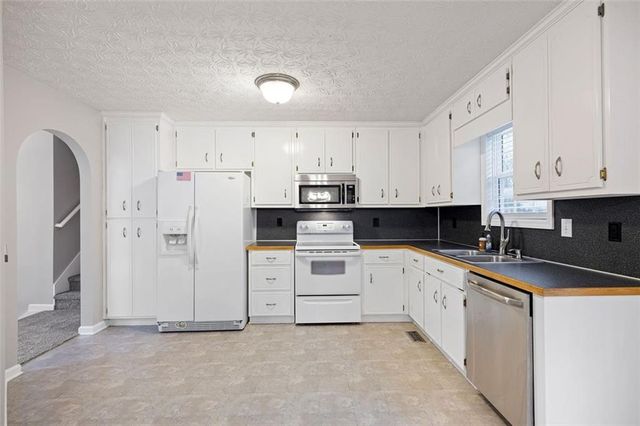 121 Greatwood Drive, White, GA 30184