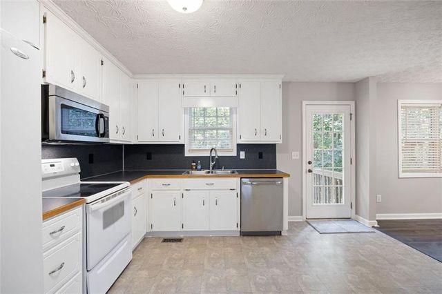 121 Greatwood Drive, White, GA 30184