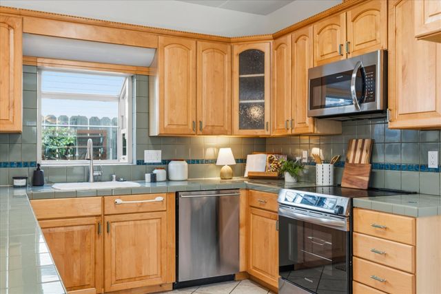 2121 Perkins Way, Sacramento, CA 95818