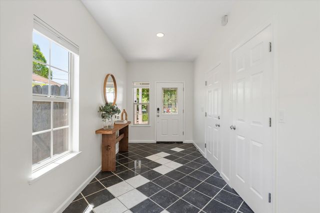 2121 Perkins Way, Sacramento, CA 95818