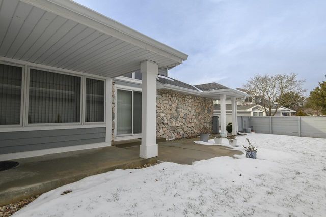 14048 W Waters Edge TRAIL, New Berlin, WI 53151