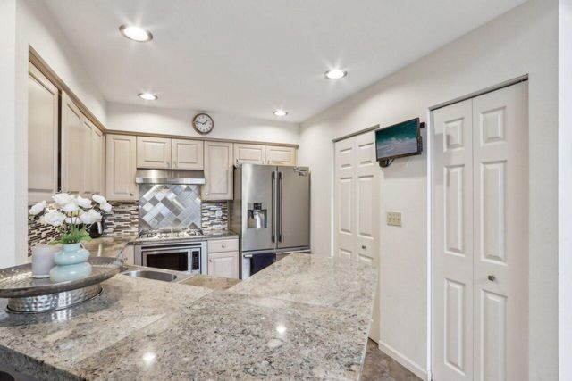 14048 W Waters Edge TRAIL, New Berlin, WI 53151