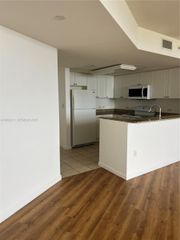 19501 W Country Club Drive 1411, Aventura, FL 33180