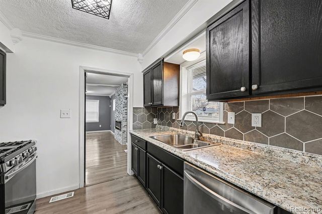 925 Kenilworth Avenue, Pontiac, MI 48340