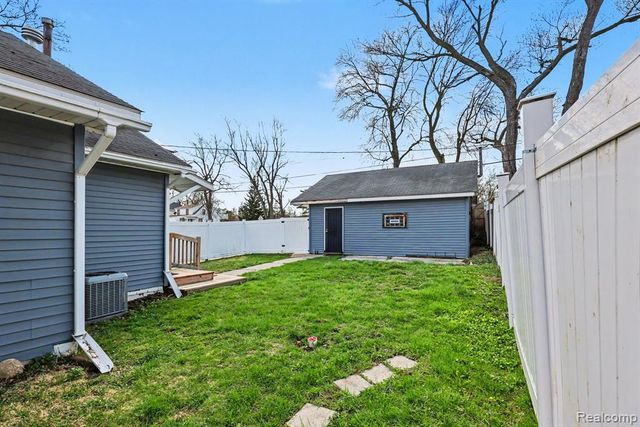 925 Kenilworth Avenue, Pontiac, MI 48340