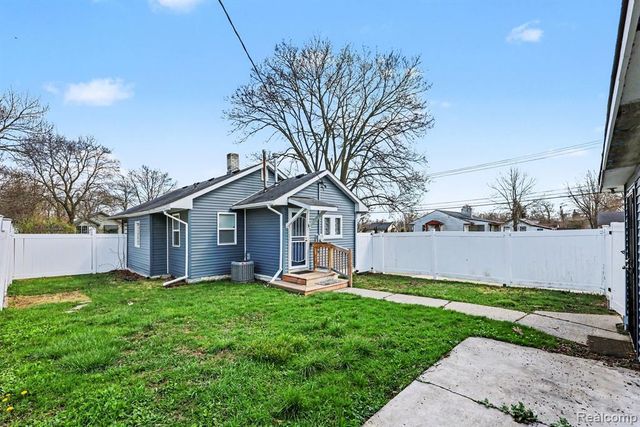925 Kenilworth Avenue, Pontiac, MI 48340