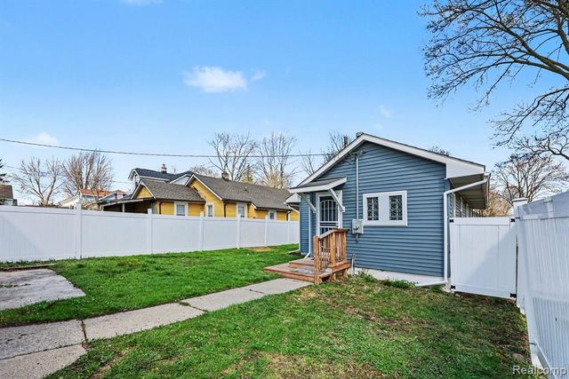 925 Kenilworth Avenue, Pontiac, MI 48340