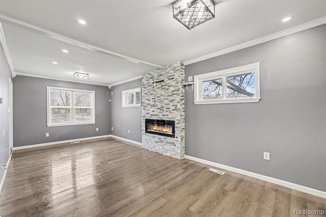 925 Kenilworth Avenue, Pontiac, MI 48340