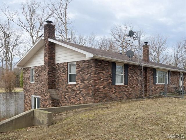 5426 E Dix Irvington Rd, Walnut Hill, IL 62893