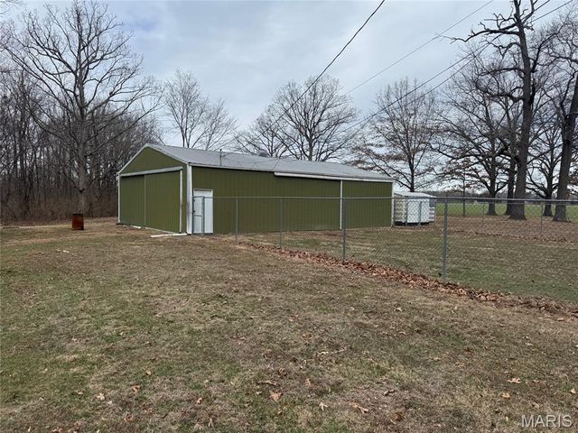 5426 E Dix Irvington Rd, Walnut Hill, IL 62893