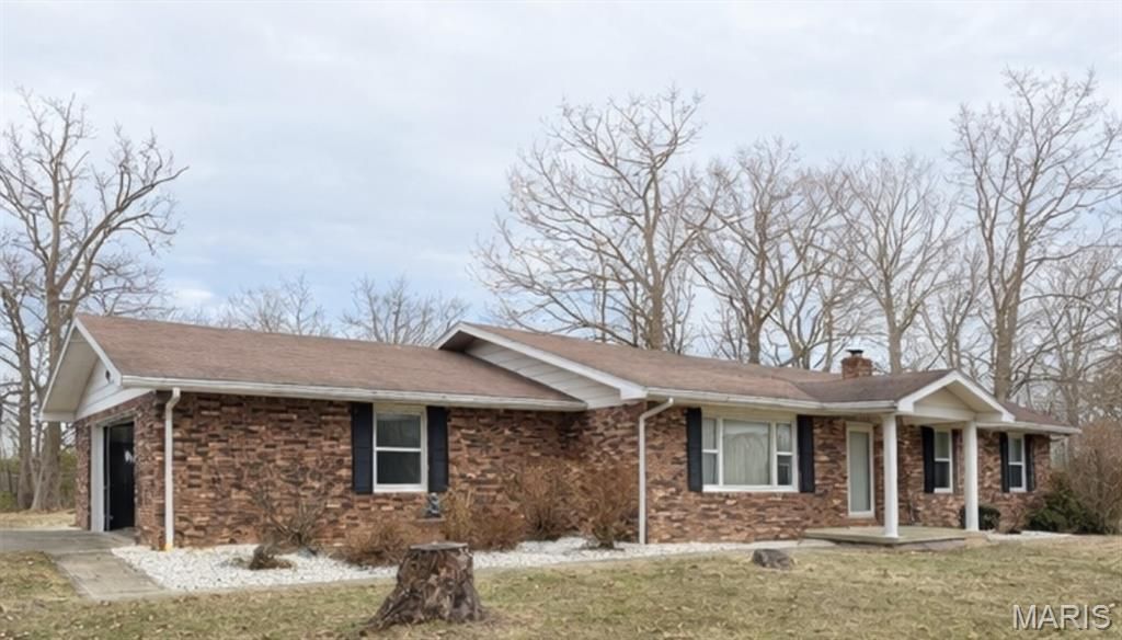 5426 E Dix Irvington Rd, Walnut Hill, IL 62893