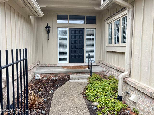2483 Hickory Glen Drive 3, Bloomfield Hills, MI 48304