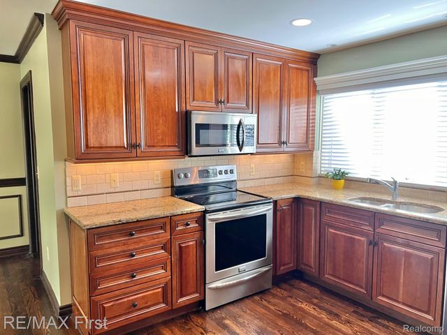 2483 Hickory Glen Drive 3, Bloomfield Hills, MI 48304