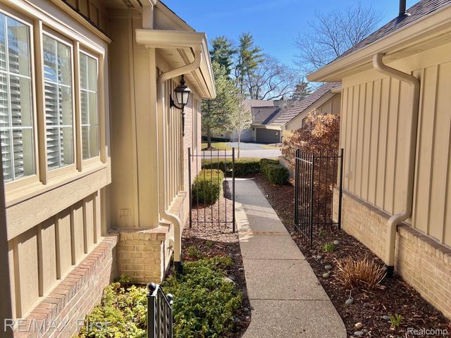 2483 Hickory Glen Drive 3, Bloomfield Hills, MI 48304